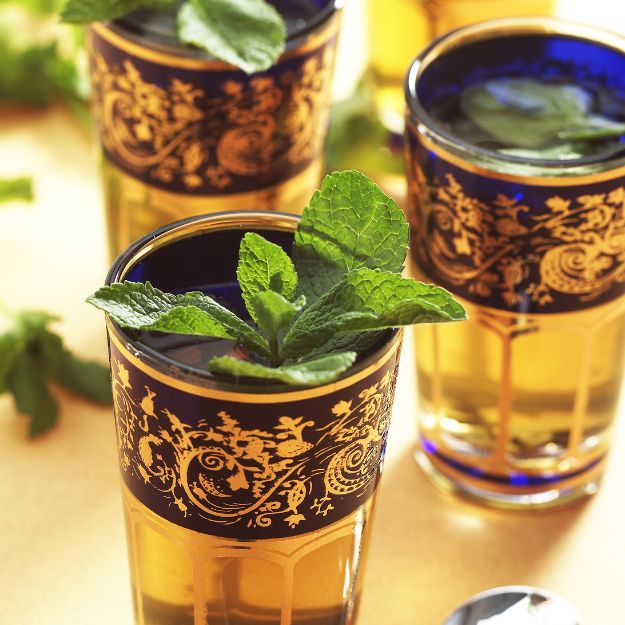 El Arte de la Ceremonia del Té en Marruecos: Más que una Bebida, una Tradición
